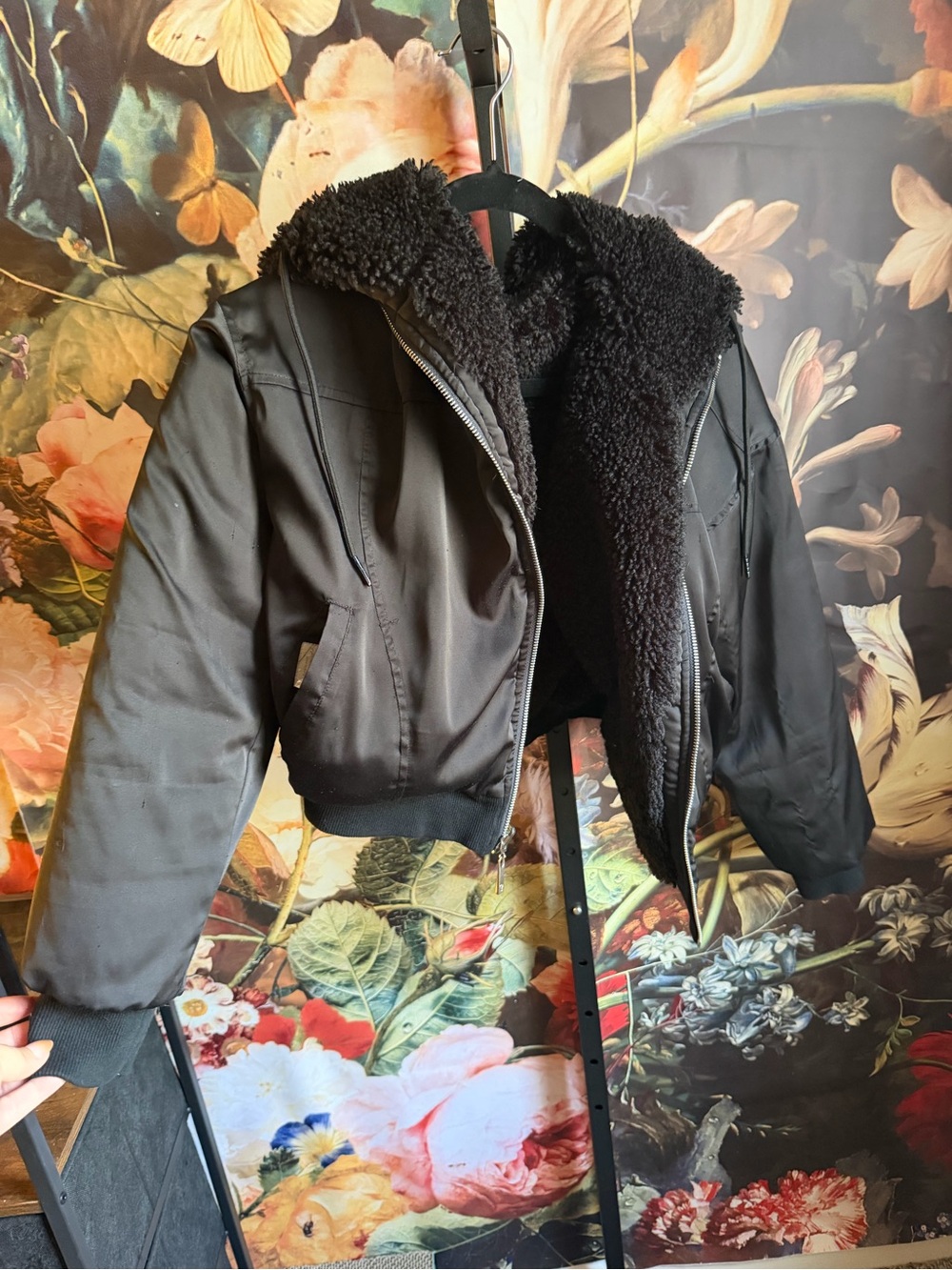 BUFFBUNNT Sz Medium Reversible black Sherpa cropped bomber